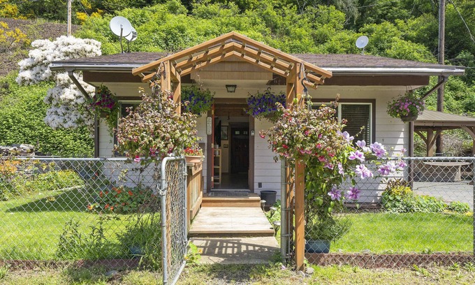 Tillamook Casa | Cabina renovada con acceso al río ~ TV de 70 pulgadas ~ Bañera de hidromasaje con rociadores corporales