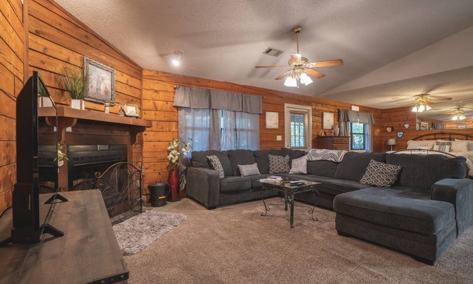Royal Cabina | Cabin I at Safe Harbor Brady Mountain on Lake Ouachita!