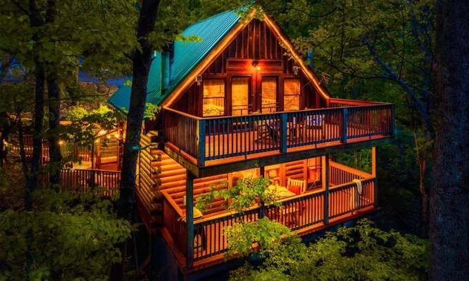 Gatlinburg - Pigeon Forge Casa | CABIN in a GATED RESORT with SEASONAL RESORT POOL