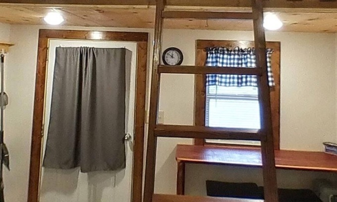 Harrison Cabina | Cabin in beautiful Shady Oaks camp Ground. In the heart of the Ozarks