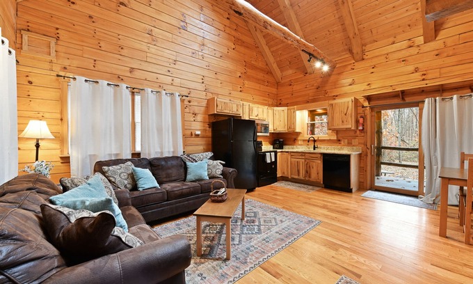 Logan Cabina | Cabin In Hocking Hills! Pet Friendly, Hot Tub, Secluded.
