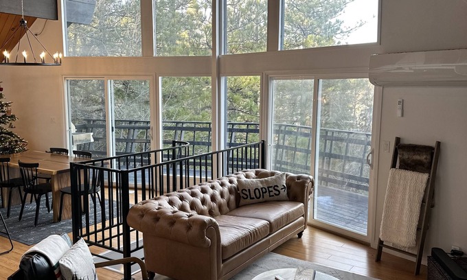 Lake Arrowhead Cabina | Cabin in Lake Arrowhead with beautiful mountain views! Newer listing!