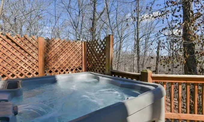 Branson Cedars Apartamento | Cabin in Ridgedale with kitchen and balcony