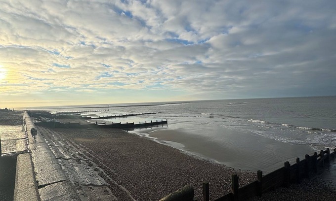 Selsey Cabina | Cabin in secure garden walking distance from beach, shops and pub