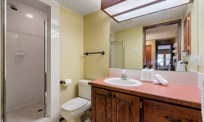 East Kootenay Apartamento | Cabin in the Woods | Private Hot Tub | AC | Quiet