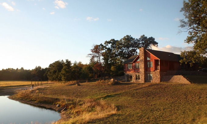 Wisconsin Dells Cabina | Cabaña en medio de 72 acres ~ estanque de natación privado ~ agradable todo el año