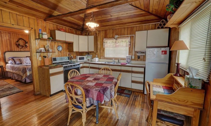 Suttons Bay Cabina | Cabin in the Village