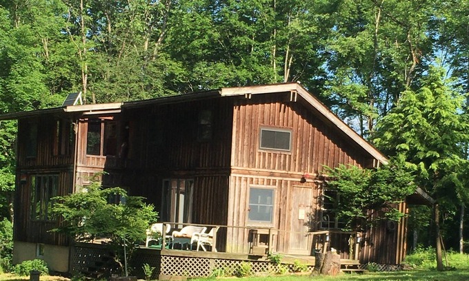 Guys Mills Cabina | Cabin in the Woods - off the grid with large pond nearby