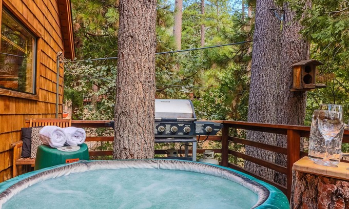 Fern Valley Cabina | Cabaña en el bosque "Sky Rock Lodge" con bañera de hidromasaje, a pie de la ciudad