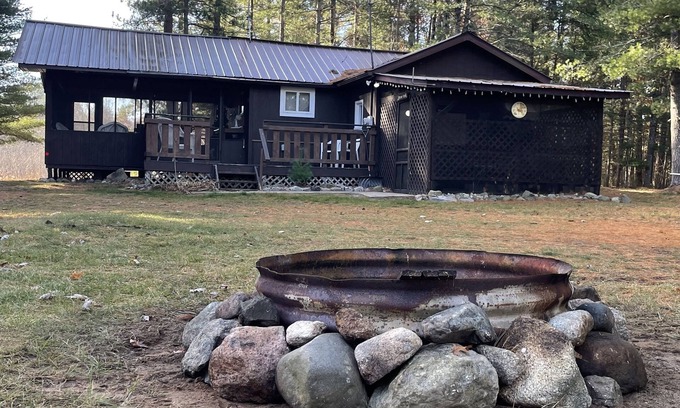 Amberg Cabaña | Cabin in waterfall country with trail access and screened porch. Pet friendly!