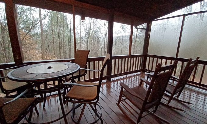 Cherry Log Cabina | Cabin located in 8 miles between Blue Ridge and Ellijay GA by the Ellijay river