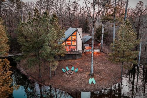 Whispering Hills Casa | Cabin Masterpiece on Private Lake 3 bedroom