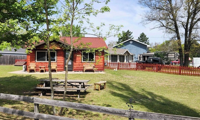 St. Helen Cabina | Cabin near ORV trails, lake St. Helen, Houghton Lake and golfing!