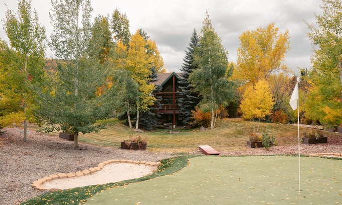 Kamas Cabina | Cabin Near Park City & Mirror Lake -Sleeps 15-Hot Tub-Arcade-Putting Green