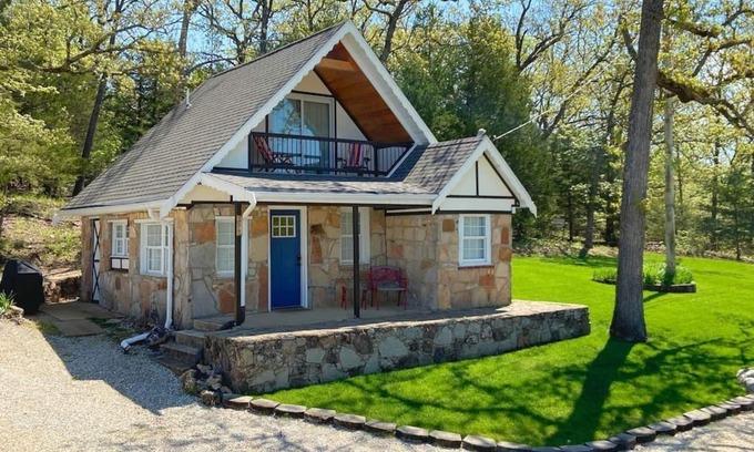 Osage Beach Cabina | Cabina No. 4 @ The Old Swiss Village