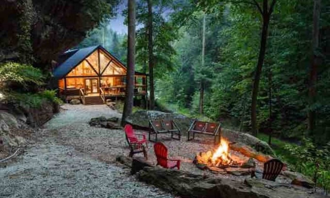 Slade Cabina | Cabin of Freedom Falls-hot tub-waterfall