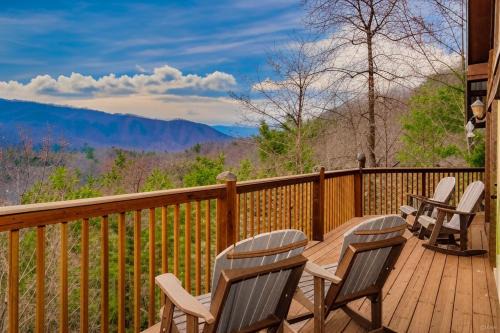 Wears Valley Casa | Cabin Of Many Colors, Hot Tub, Mtn Views, Cozy Cabin Retreat in the Smokies Comfort & Fun for All!
