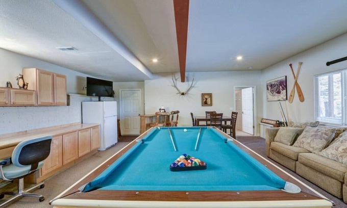 Indian Mountain Cabina | Cabin on 13 acres w/ Pool Table & Jacuzzi Tub!