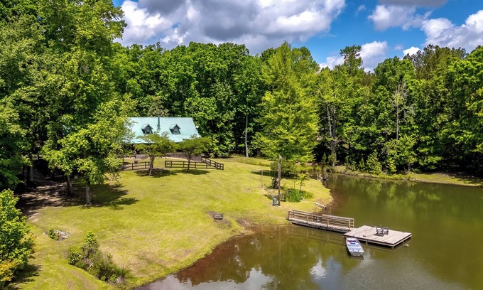 McDonough Cabina | Cabin on 35 acres w/private lake for fishing, fenced yard, hot tub, pool table