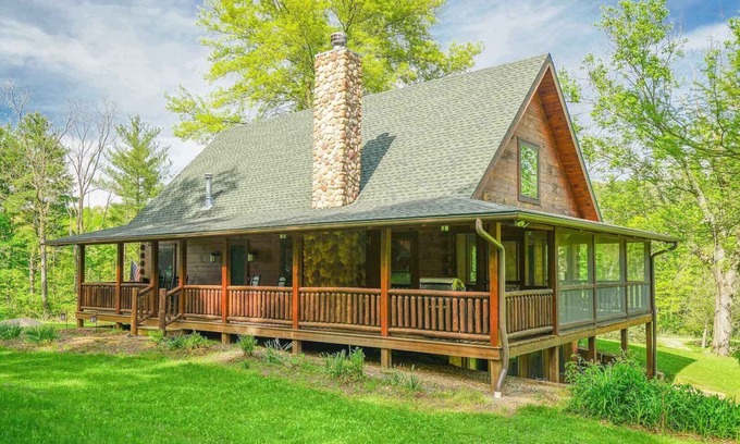 Butler Cabina | Cabin on 66 private acres with hiking trails