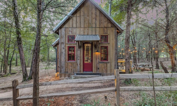 Van Zandt County Cabina | Cabin on 7 Acres with a Pond! In charming Ben Wheeler. Near-Canton-Tyler