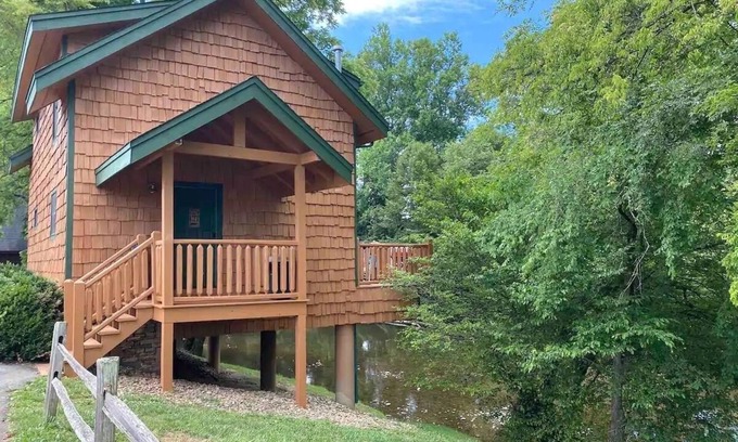 Sevierville Cabina | Cabin on a river/Prime Location/Hot-tub/Pet-friendly/Easy flat access & roads!