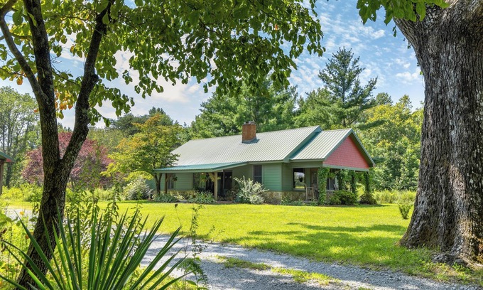 Rising Fawn Cabina | Cabin on the Crook: private, pet friendly residence alongside a nature preserve