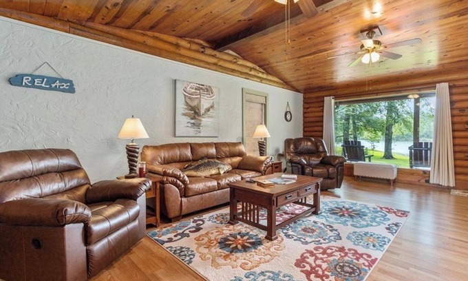 Hemphill Casa | Cabin On The Lake