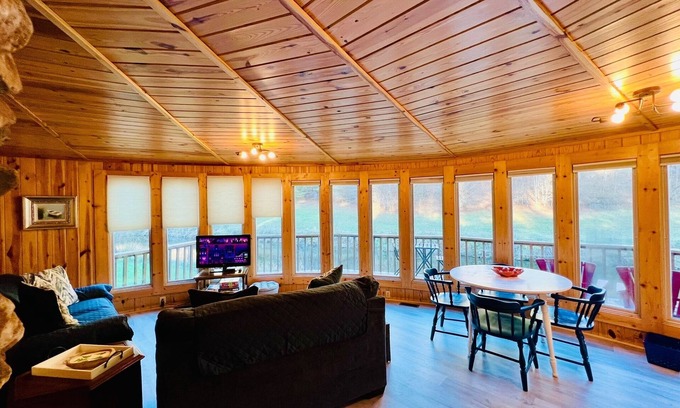 Boone Cabaña | Cabin on the New River with large deck to enjoy!