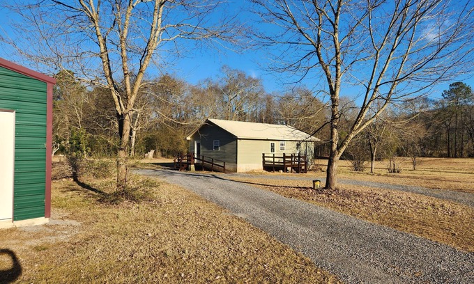 Gaylesville Cabina | Cabin on the river. 300 feet of waterfront and fishing. Weiss lake 5 mins away.