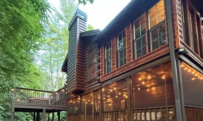 Raccoon Ridge Cabina | Cabin perfectly located for exploring all that Blue Ridge has to offer
