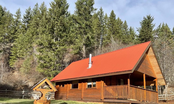 Lumby Cabina | Cabin Rentals at Guest Lodge in North Okanagan