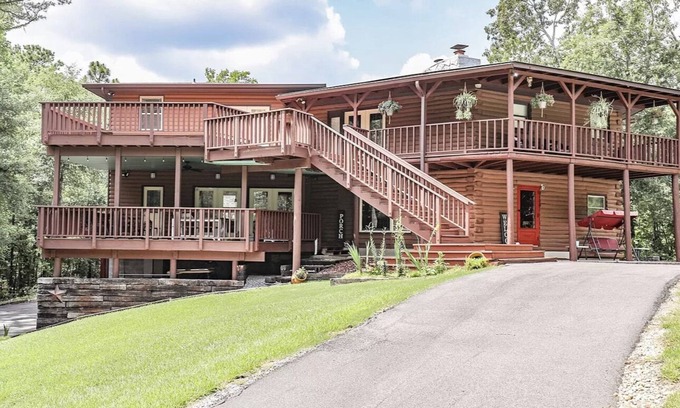Wetumpka Cabina | Cabin Retreat 10 min to the Casino & Downtown Water Park White Water Rafting!