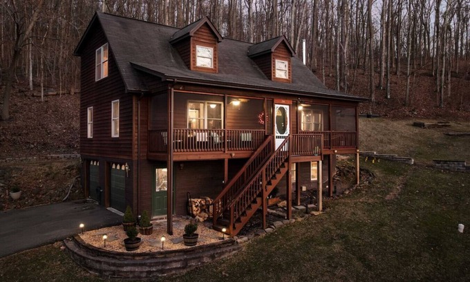 Linden Cabina | Cabin Retreat in Virginia Wine Country – Hot Tub, Theater Room & Pet-Friendly