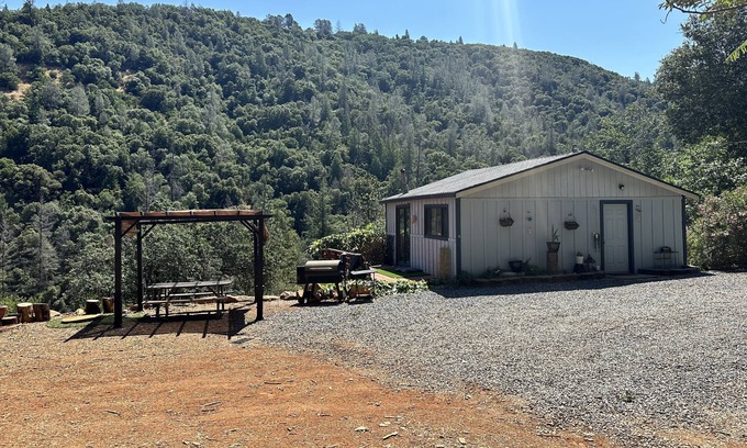 Placerville Cabina | Cabin Retreat near whitewater rafting & nature hiking, apple hill & main street.