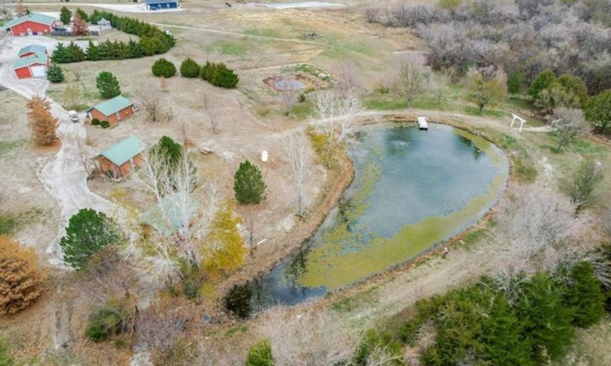 Mulvane Otro | Cabin retreat with private hot tub and breakfast 1