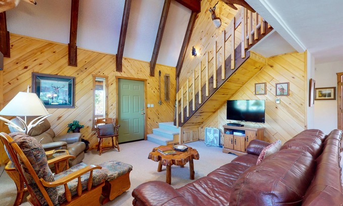 Ponderosa Pines Cabina | Cabin retreat with wrap-around porch, work spaces,
