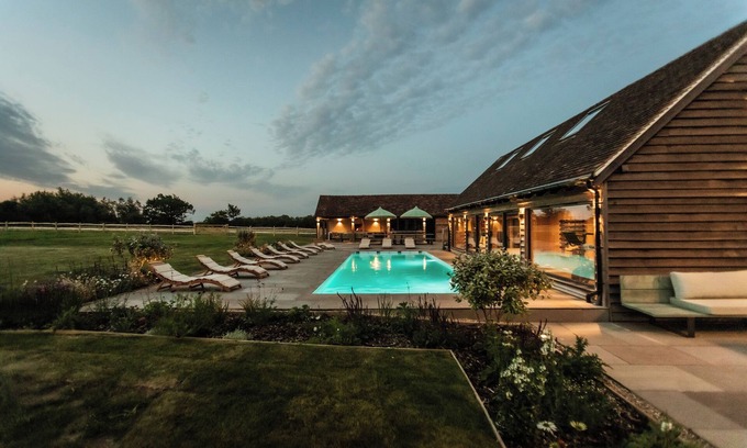 Abbess Roding Cabina | Cabin set in rural Kent on a private plot of 30 acres with use of a pool