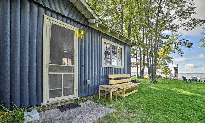 Houghton Lake Cabina | Cabin Situated on the Bank of Houghton Lake!