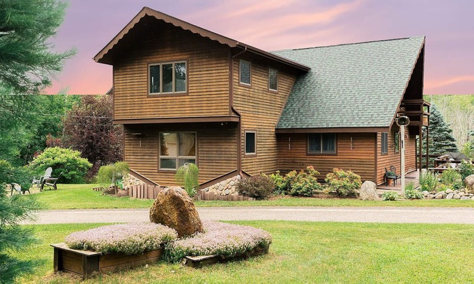 East Jordan Cabina | Main cabin + sleeping bunkhouse, heated inground pool & u-shaped driveway.