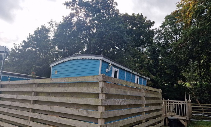 Llanfair Caereinion Cabina | Cabin - Sleeps 2 hot tub & parking