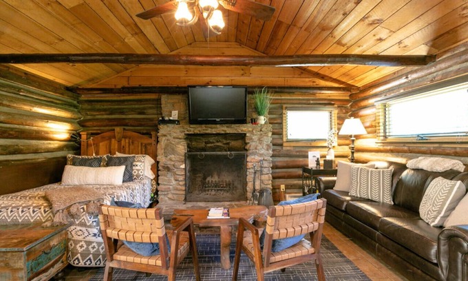 Asheville Cabina | Cabin Thyme | Authentic Cabin 15 mins from DT Asheville - Amenities Abound!