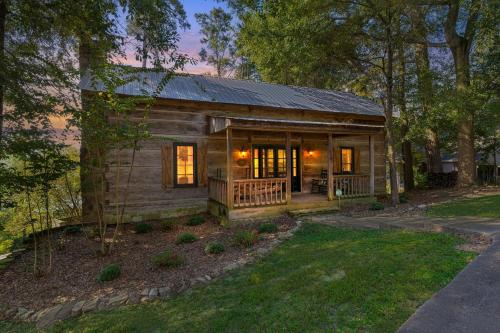 Guntersville Casa | Cabin Unbound - Historic Lakefront Comfort cabin