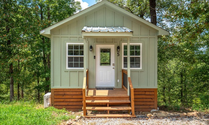 Mid America Cabina | Cabin #5 @ Rock Creek Cabins! King Bed, Great Porch, Nice Views, Pet Friendly!
