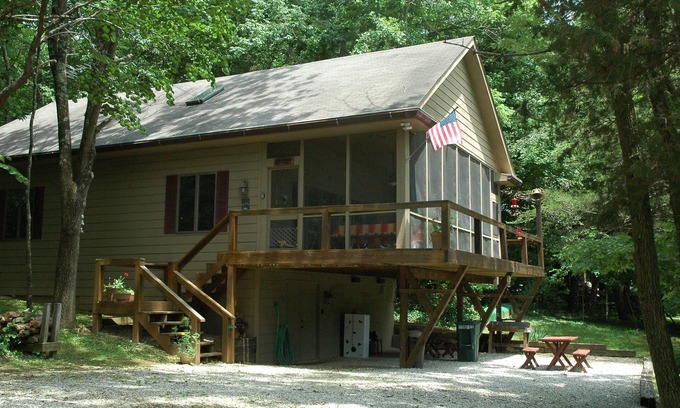 Elizabeth Casa | Cabaña / Casa de vacaciones en el bosque en un lago privado cerca de Louisville, Ky