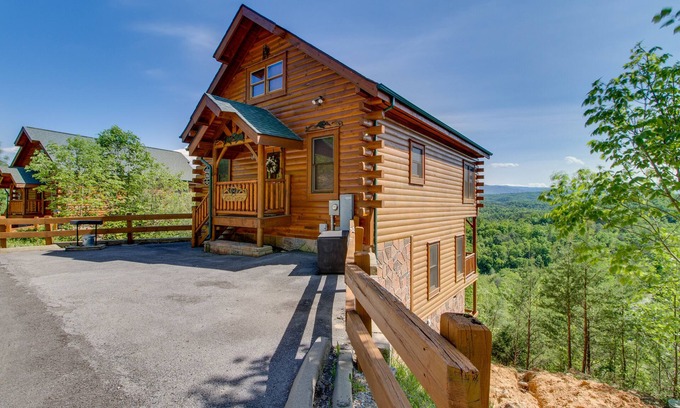 Sevierville Cabina | ¡Vive como la realeza en Cub Castle con bañera de hidromasaje privada y acceso a una piscina compartida!