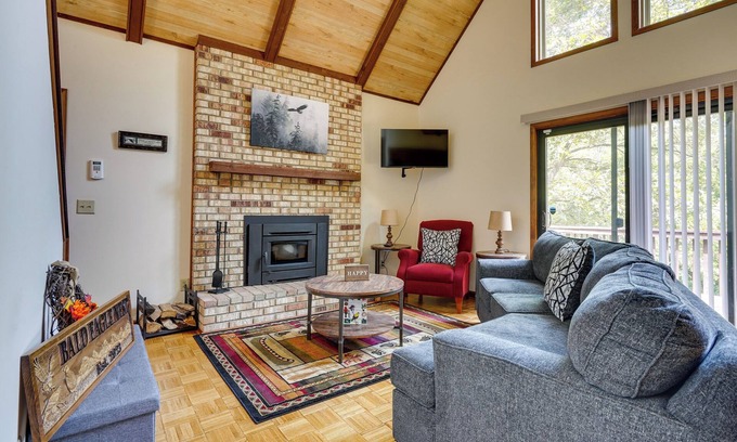Howard Cabina | Cabin w/ Deck ~ 3 Mi to Apple Valley Lake!