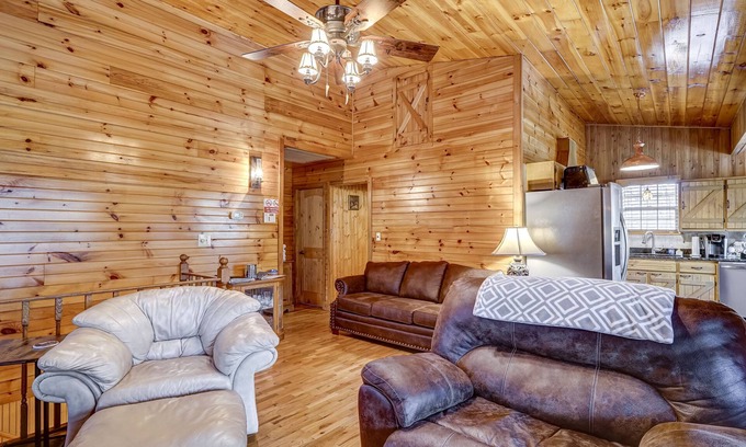Blairsville Cabina | Cabin w/ Hot Tub. Casino 18 miles, Free Pass to swimming beach. Fishing 4 miles