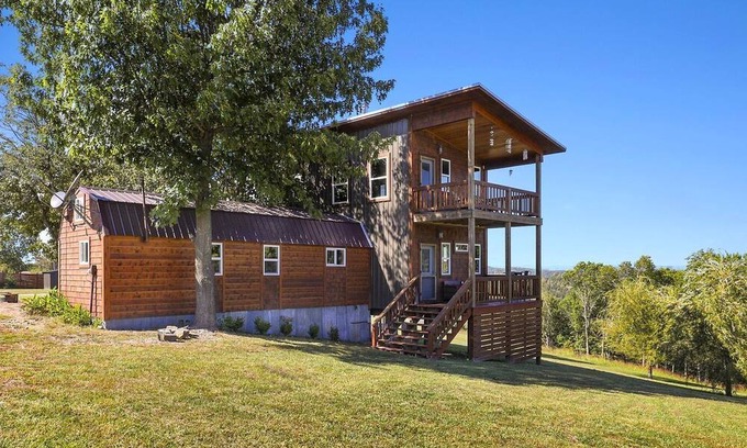Eureka Springs Casa | Cabin w/ Hot Tub, family friendly on 40 acres
