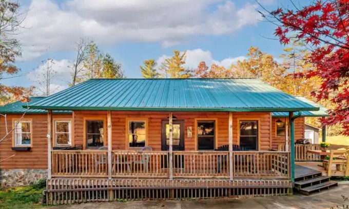 Marion Cabina | Cabin w/ Large Fenced in Backyard, 2 Fire-Pits, Cozy Sofa, Fire-Place, Bike Rack